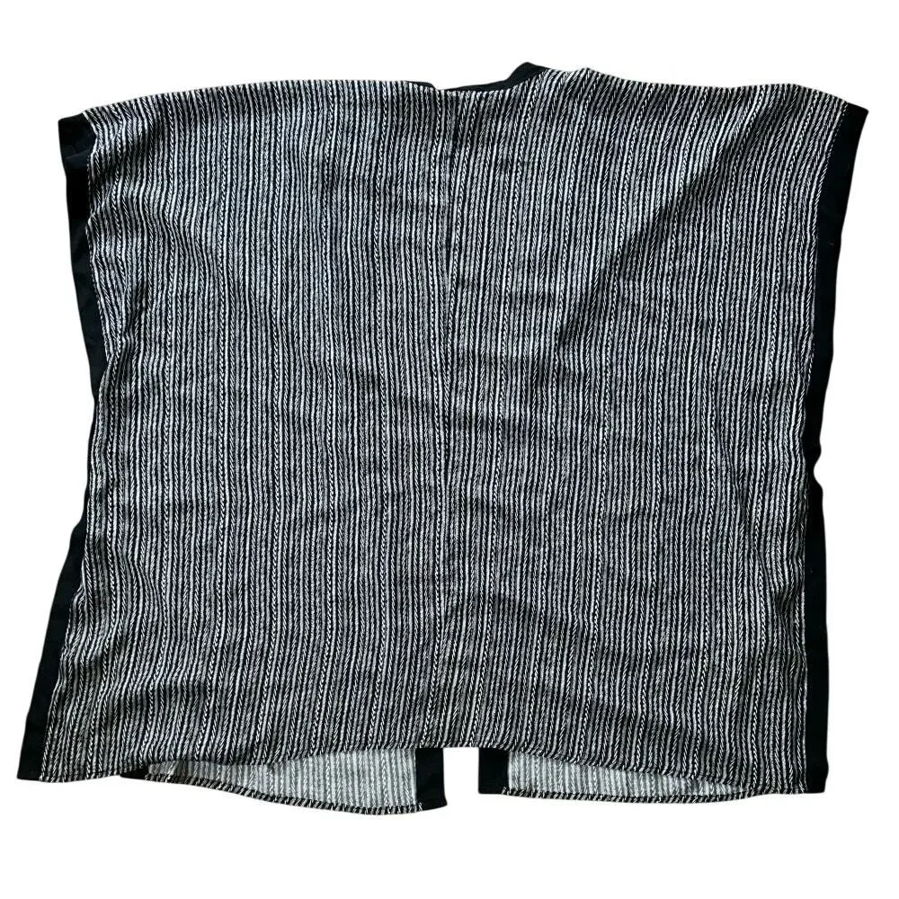 NWT BTFL-life Black & White Pattern w/ Gold Threading Sleeveless Kimono One Size
